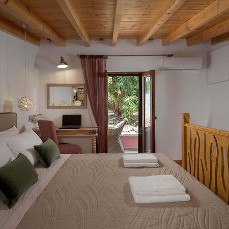 Captain'S Memories Stylish Harbour Apartments Chalki Town Extérieur photo